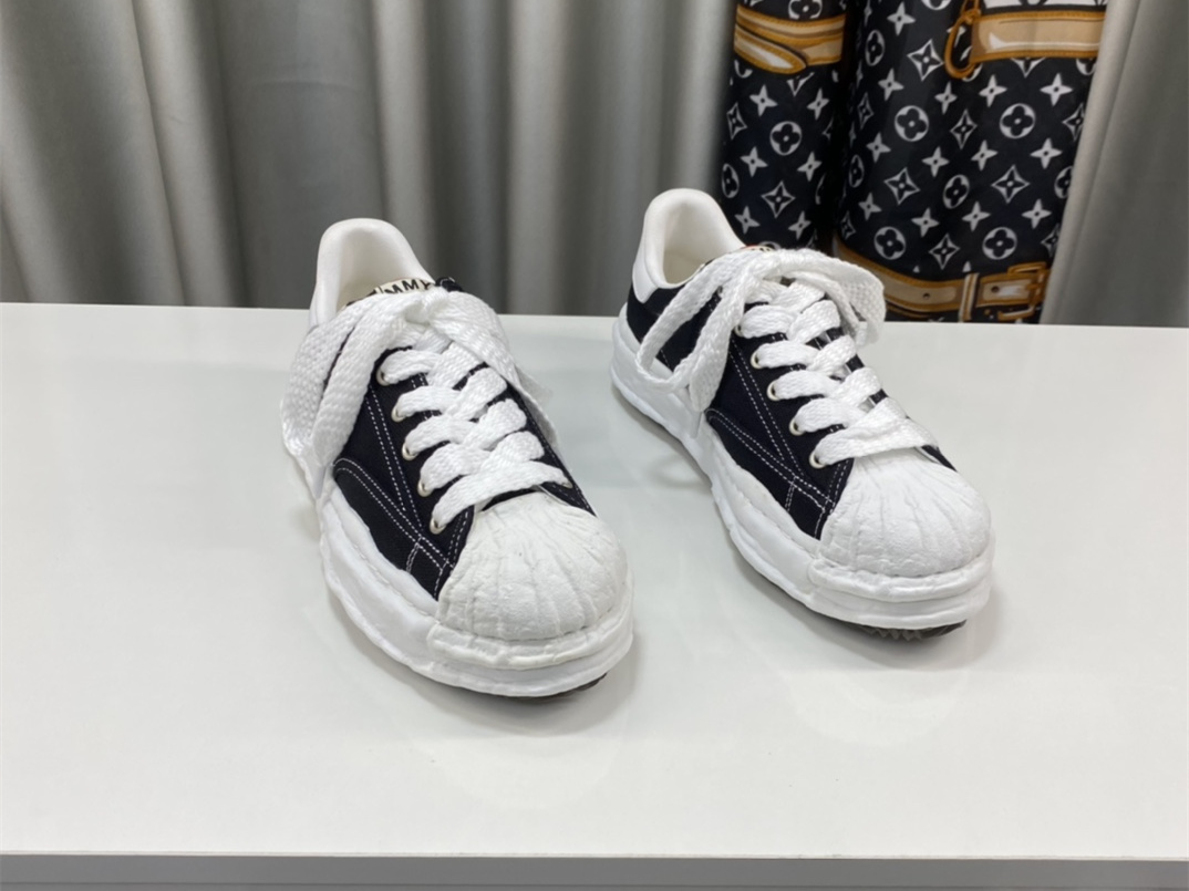 Maison Mihara Yasuhiro Low-Top Sneakers MMY-023