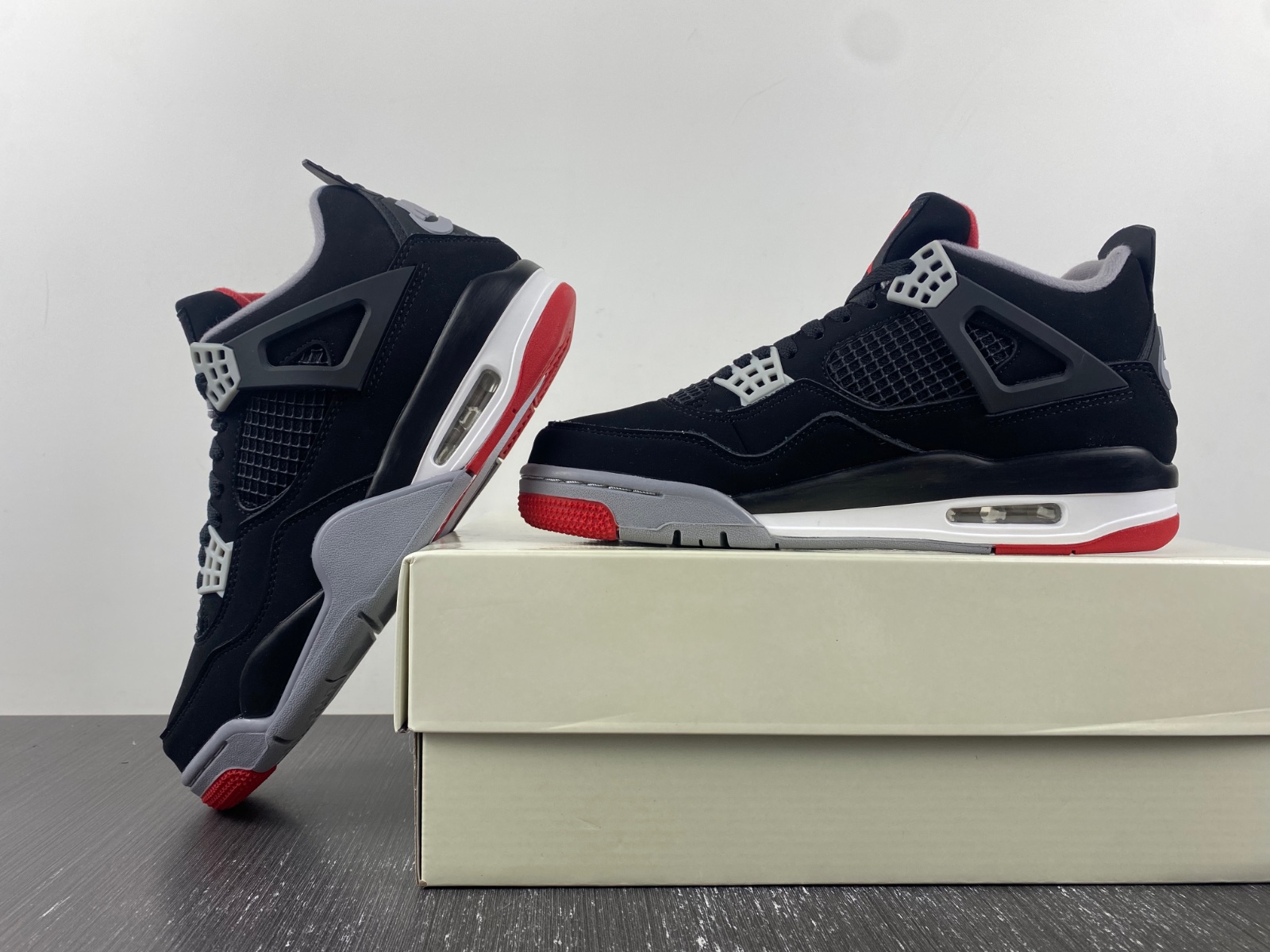 Air Jordan 4 SB bred