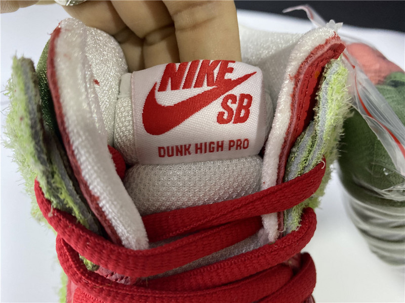 Nike SB Dunk High Strawberry Cough - CW7093-600