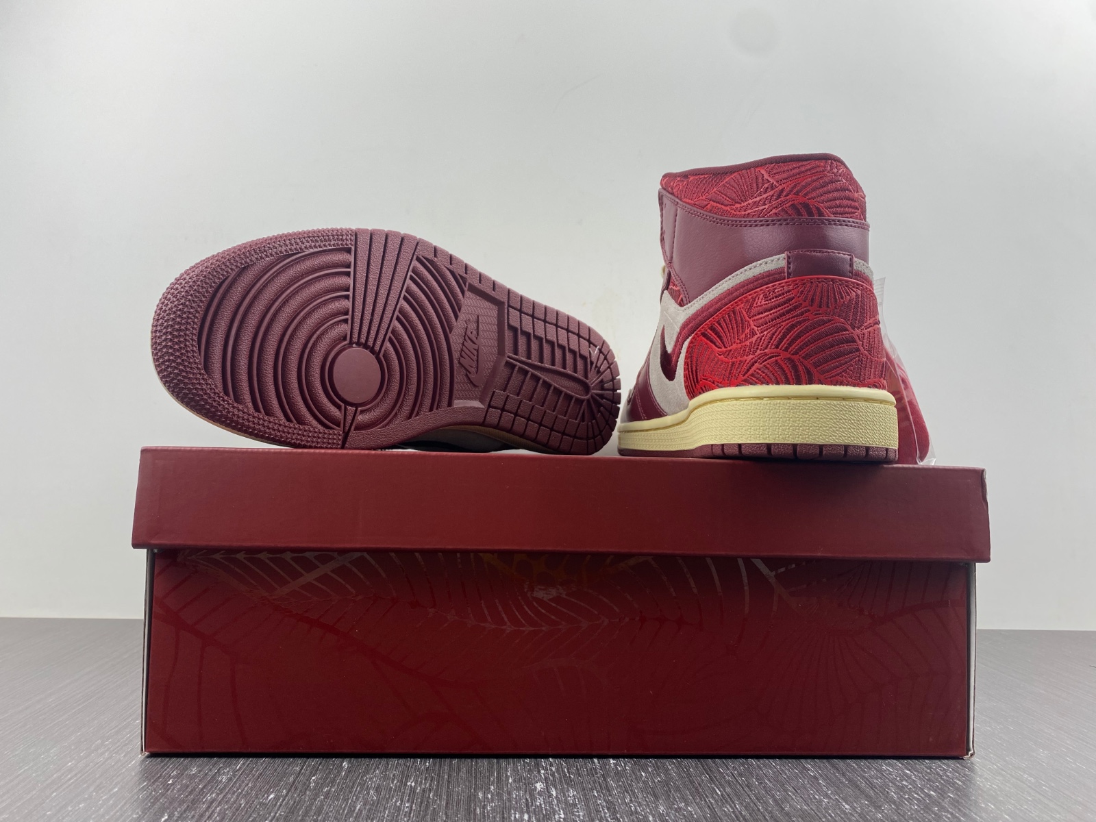 Air Jordan 1 Mid SE Wmns 