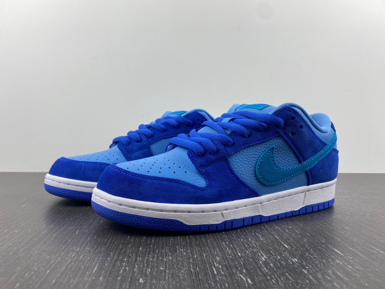 Nike SB Dunk Low "Blue Raspberry" DM0807-400