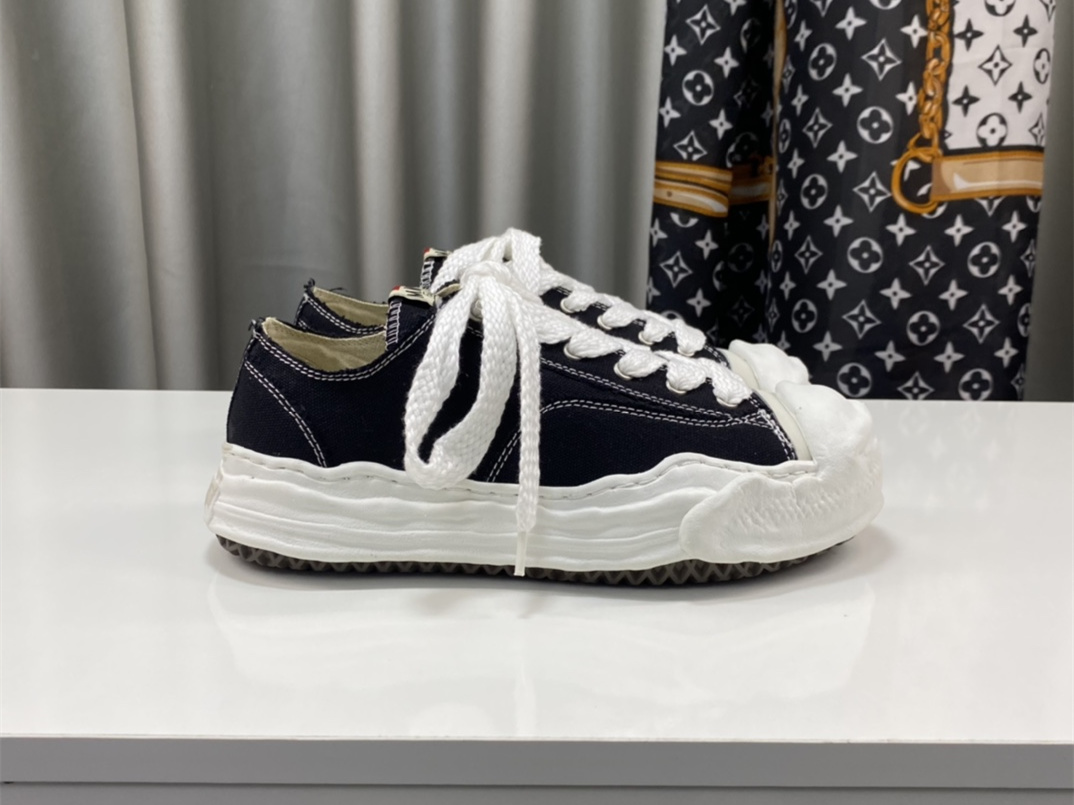 Maison Mihara Yasuhiro Low-Top Sneakers MMY-040