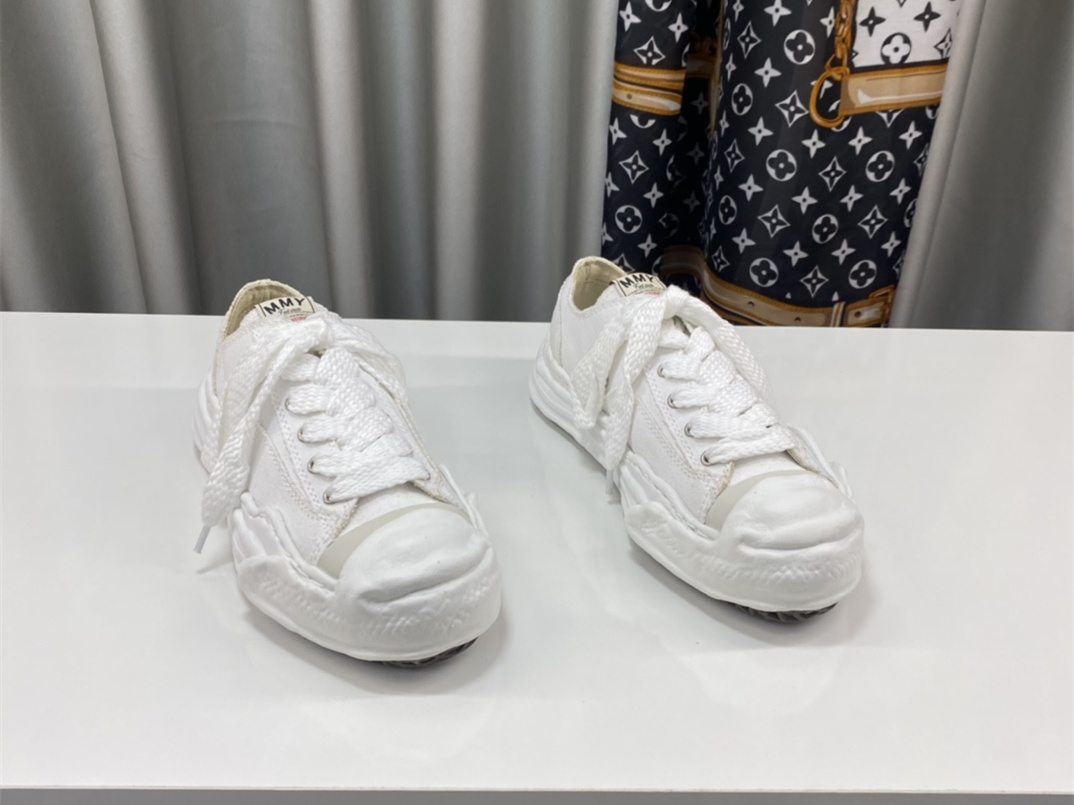 Maison Mihara Yasuhiro Low-Top Sneakers MMY-039