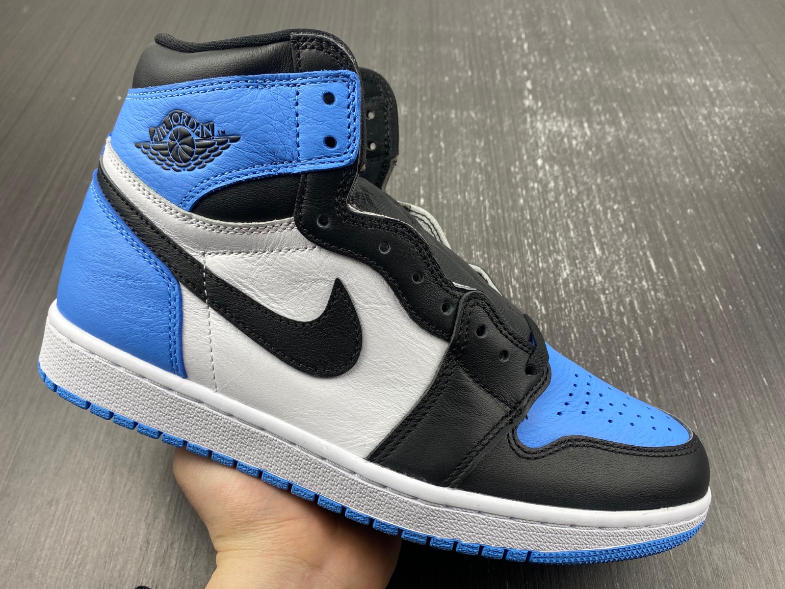 Air Jordan 1 Retro High OG "University Blue" DZ5485-400