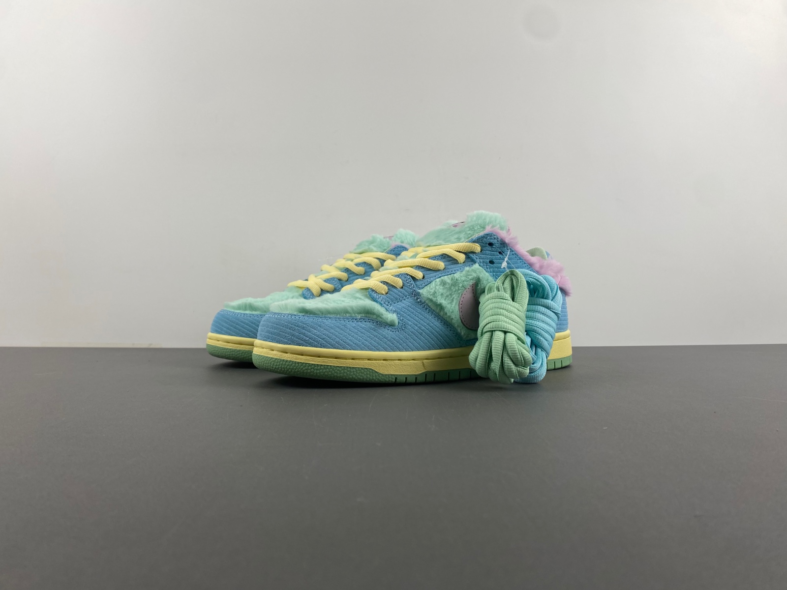 Verdy x Nike SB Dunk Low “Visty”  FN6040-400