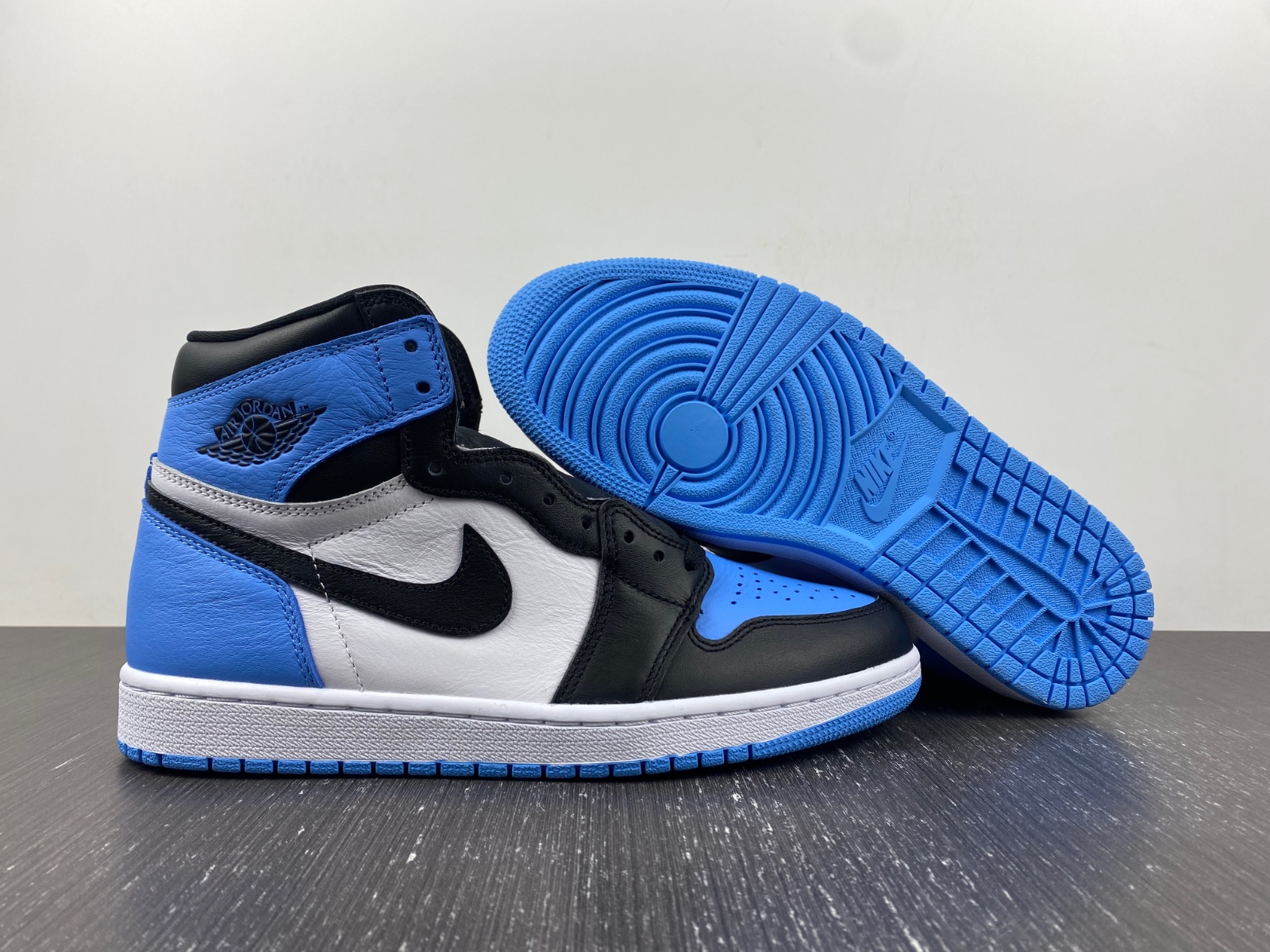 Air Jordan 1 Retro High OG "University Blue" DZ5485-400