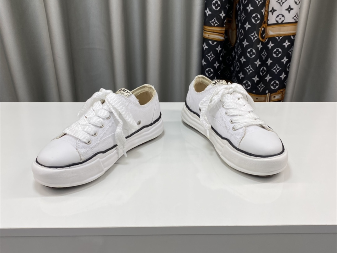 Maison Mihara Yasuhiro Low-Top Sneakers MMY-032