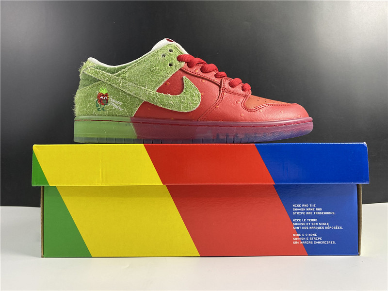 Nike SB Dunk Low Strawberry Cough CW7093-601