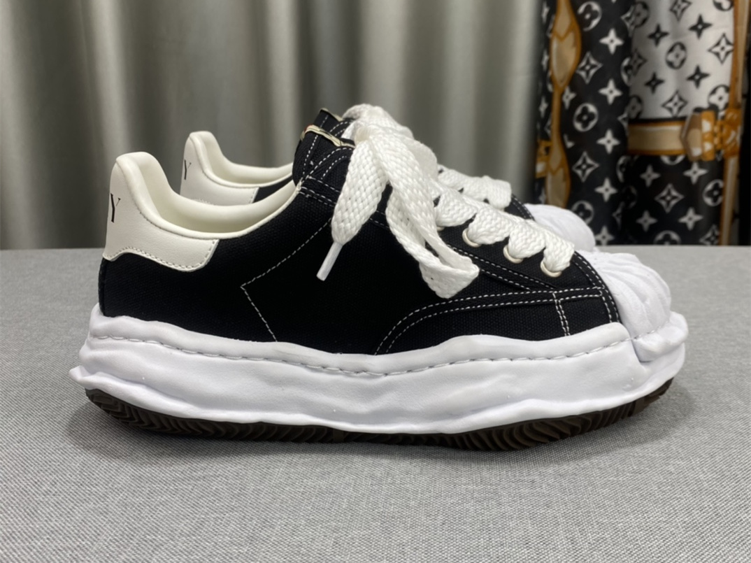 Maison Mihara Yasuhiro Low-Top Sneakers MMY-029