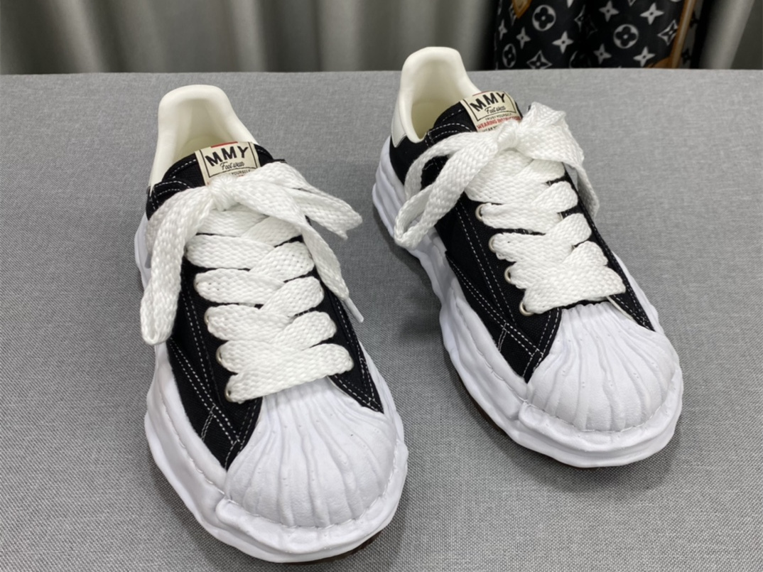 Maison Mihara Yasuhiro Low-Top Sneakers MMY-029