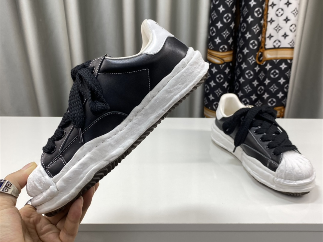 Maison Mihara Yasuhiro Low-Top Sneakers MMY-026