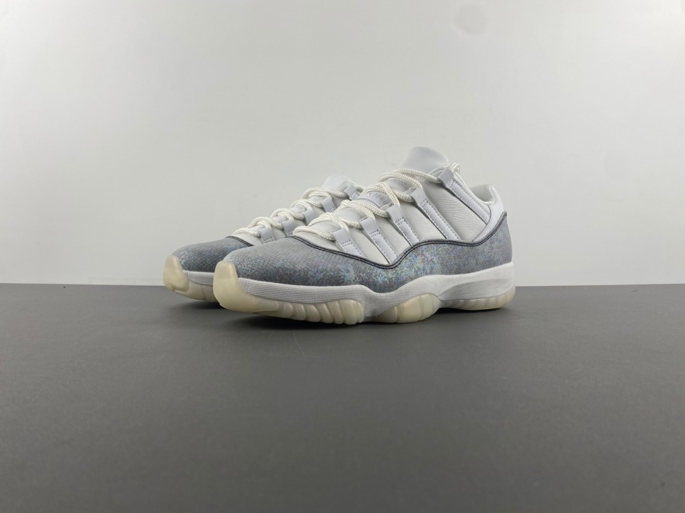 Air Jordan 11 Low 2025 HQ7000-001