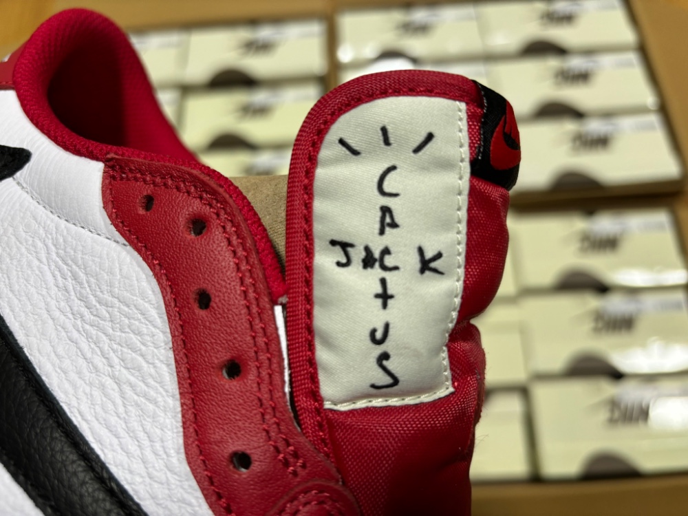 Travis Scott x Air Jordan 1 Low DM7866-101