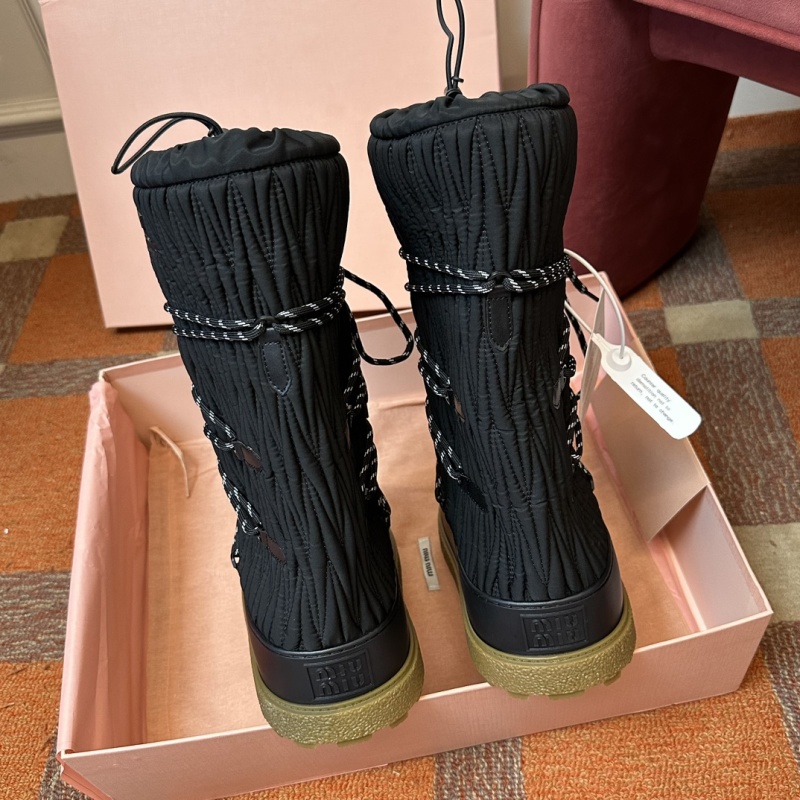 Miu Miu Schneestiefel Aus Matelasse in Schwarz