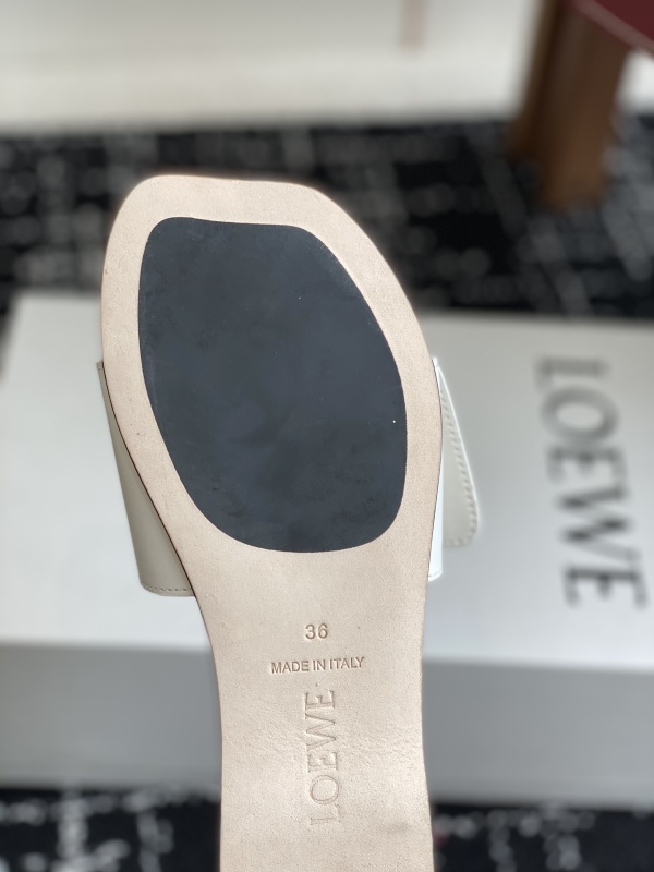 Loewe Pebble Slide in Soft Calfskin White