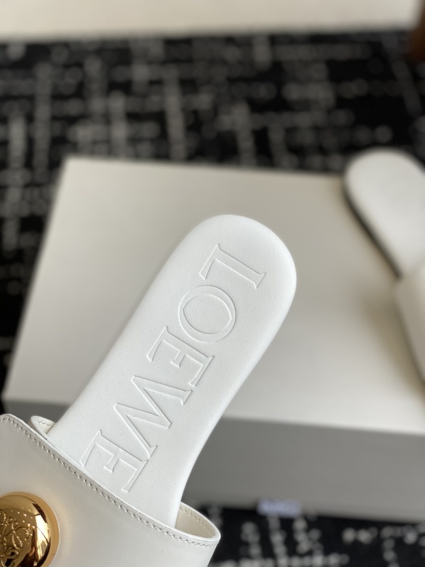 Loewe Pebble Slide in Soft Calfskin White