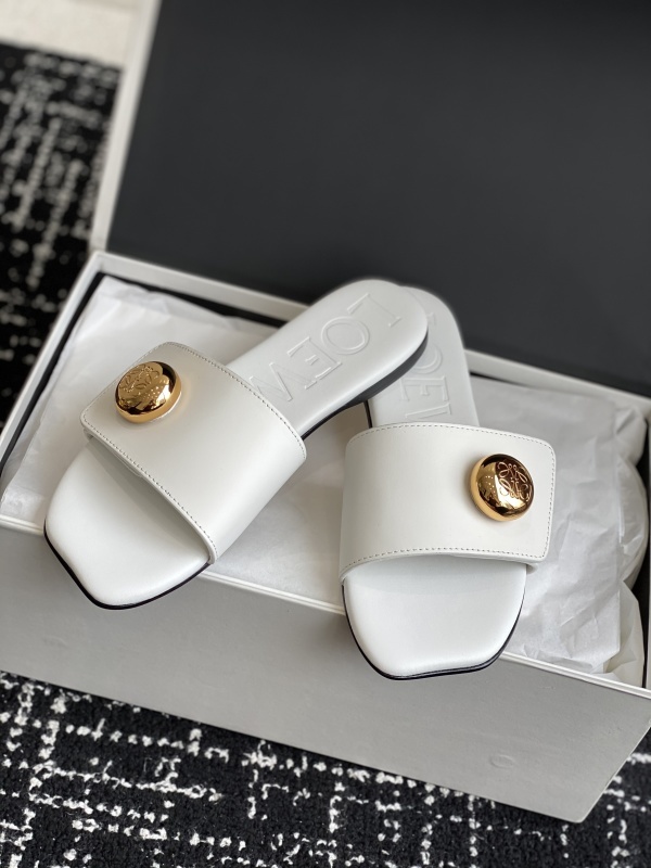 Loewe Pebble Slide in Soft Calfskin White